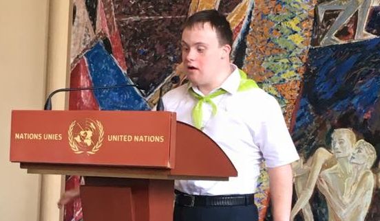 Молодой человек с синдромом Дауна выступил на конференции ООН в Женеве
