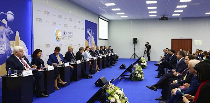 На Петербургском форуме впервые обсудил проблемы НКО